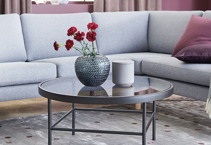 Clara sofabord med glasplade - perfekt til blomster